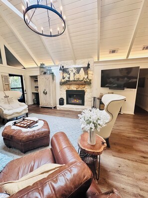 Smart TV, fireplace, Netflix, Hulu