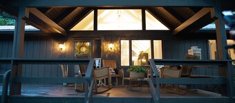 Nestle Inn -2 night min. luxury industrial farmhouse style. Close to Main St.