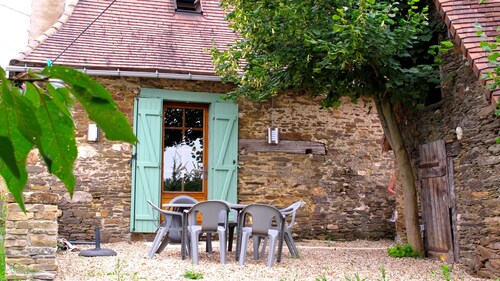 Countryside gite, build in stones of Limousin in the midst of an apple orchard