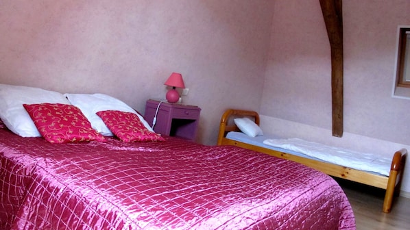 2 chambres, fer et planche à repasser