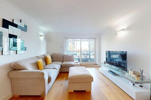 Smart TV - Bright 1-Bed Flat in Maida Hill Near Notting Hill & Kensington Gardens (London)