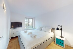 1 bedroom, desk, free WiFi, bed sheets - Bright 1-Bed Flat in Maida Hill Near Notting Hill & Kensington Gardens (London)