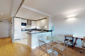 Dining - Bright 1-Bed Flat in Maida Hill Near Notting Hill & Kensington Gardens (London)