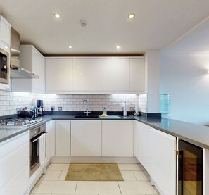 Fridge, microwave, oven, stovetop - Bright 1-Bed Flat in Maida Hill Near Notting Hill & Kensington Gardens (London)