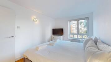 1 bedroom, desk, free WiFi, bed sheets