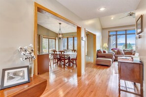 Smart TV, fireplace, DVD player - Comfort and beautiful views combine to create GREAT! Come perch at Crows Nest (Canaan Valley)