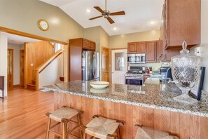 Kjøleskap, mikrobølgeovn, oppvaskmaskin og kaffetrakter/tekoker