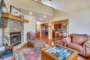Smart TV, fireplace, DVD player - Comfort and beautiful views combine to create GREAT! Come perch at Crows Nest (Canaan Valley)