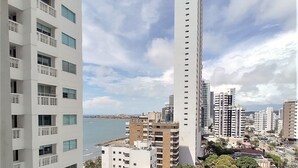Un immeuble de grande hauteur doté de nombreux balcons et offrant une vue dégagée sur la mer.