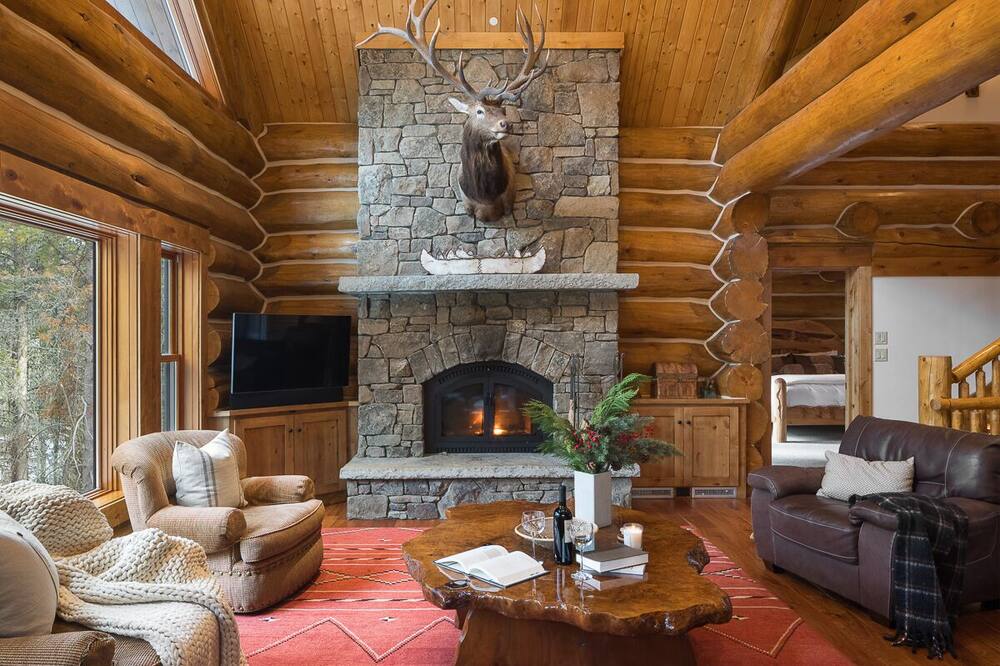 Private, Spacious Cabin with Picturesque Outdoor Living