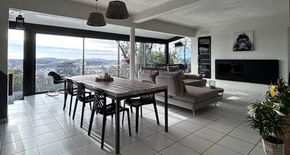 House with swimming pool and jacuzzi 15 minutes from the beach