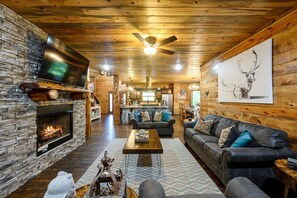 TV, fireplace, video games - Brand new 3 bed 3.5 bath (Broken Bow Ok)