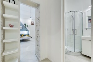 Shower - BDC - Alpha Apartment in Monti district with 2bath (Roma)