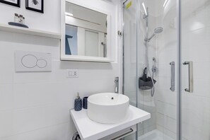 Shower - BDC - Alpha Apartment in Monti district with 2bath (Roma)