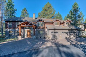 Exterior - Luxury 6Bd/6.5 b, Hot Tub, A/C, Golf Course View, Pet Friendly (Sunriver)