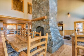 Dining - Luxury 6Bd/6.5 b, Hot Tub, A/C, Golf Course View, Pet Friendly (Sunriver)