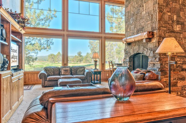 Smart TV, fireplace, DVD player, ping pong - Luxury 6Bd/6.5 b, Hot Tub, A/C, Golf Course View, Pet Friendly (Sunriver)