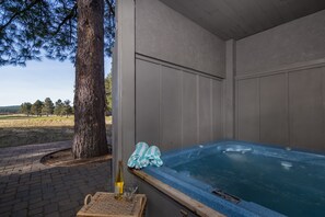 Indoor spa tub - Luxury 6Bd/6.5 b, Hot Tub, A/C, Golf Course View, Pet Friendly (Sunriver)
