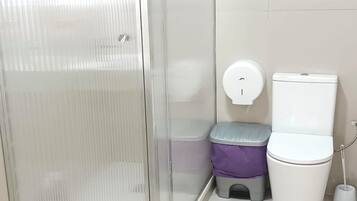 Shared Dormitory | Bathroom | Towels