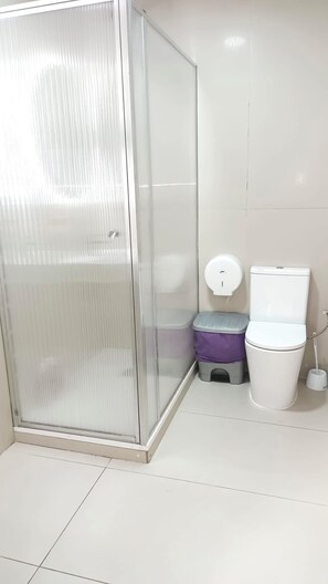 Shared Dormitory | Bathroom | Towels