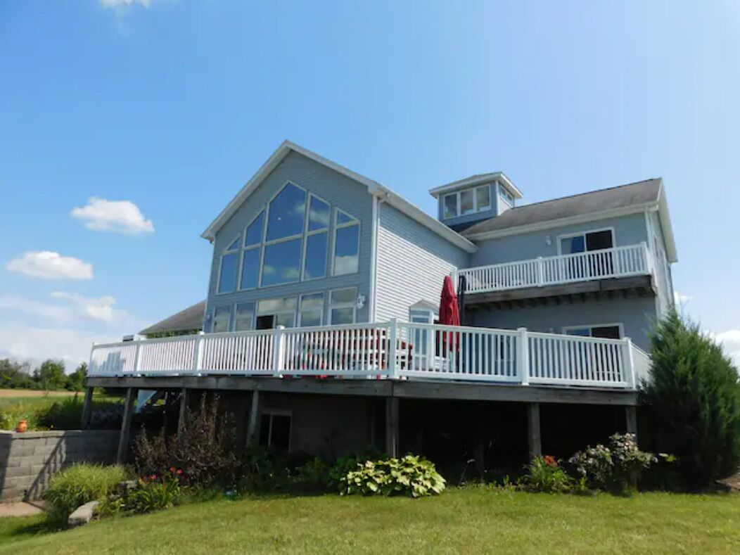 Close to Canandaigua and Finger Lakes. Near wineries and breweries/ HOT TUB