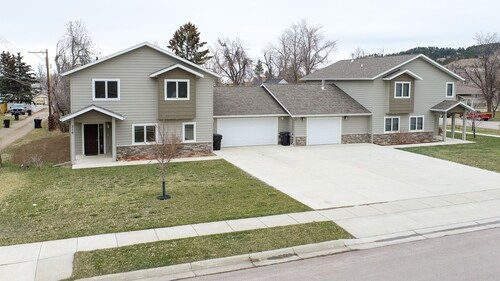 Spacious Upscale Duplex Close to Downtown Spearfish, Large Garage Open Living