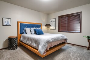 5 bedrooms, free WiFi, bed sheets - Spacious Upscale Duplex Close to Downtown Spearfish, Large Garage Open Living (Spearfish)