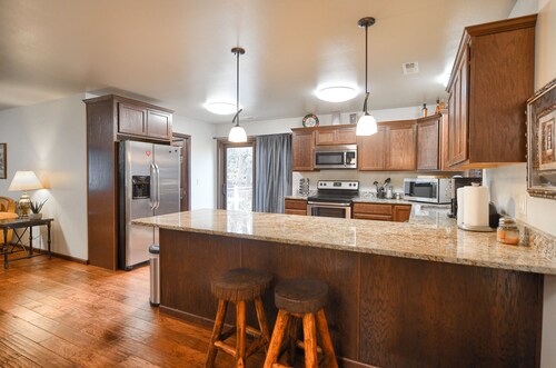 Spacious Upscale Duplex Close to Downtown Spearfish, Large Garage Open Living