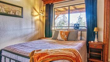 4 bedrooms, iron/ironing board, WiFi, bed sheets