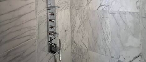 Chuveiro/banheira combinados, banheira de hidromassagem