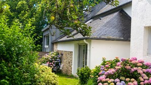 A house with a stone exterior, a door, and a window. - TY AR STIVELL, the balance between land and sea 4-7PERS, MOELAN / SEA, WIFI, BEACHES (Moëlan-sur-Mer)