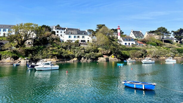A coastal village with houses, a lighthouse, and boats on the water. - TY AR STIVELL, the balance between land and sea 4-7PERS, MOELAN / SEA, WIFI, BEACHES (Moëlan-sur-Mer)