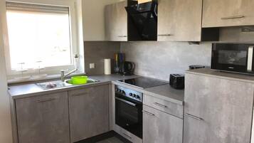 Kühlschrank, Mikrowelle, Ofen, Geschirrspüler