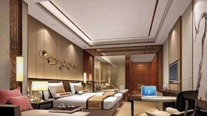 Une chambre d’hôtel moderne avec un grand lit, un bureau avec un ordinateur portable, une chaise et un téléviseur.