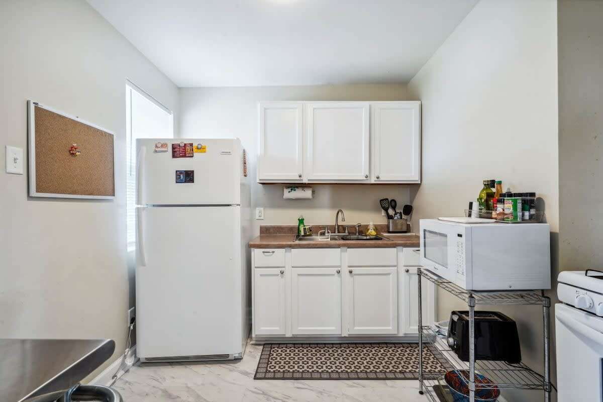 Een koelkast, een microgolfoven, een oven, een kookplaat