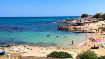 En la playa y camastros