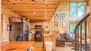 Coffee/tea maker, fridge, microwave, oven - MOUNTAIN CABIN, VIEWS, HOT TUB, FIRE PIT (Bryson City)