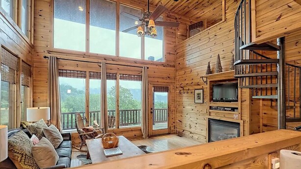 Smart TV, fireplace, table football - MOUNTAIN CABIN, VIEWS, HOT TUB, FIRE PIT (Bryson City)