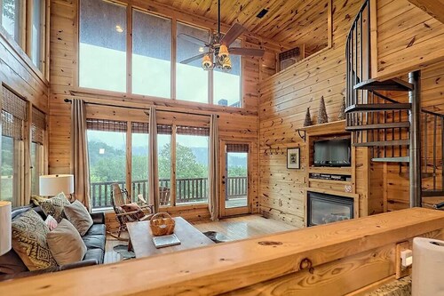 NEW! LUXURY MOUNTAIN CABIN, VIEWS, HOT TUB, FIRE PIT
