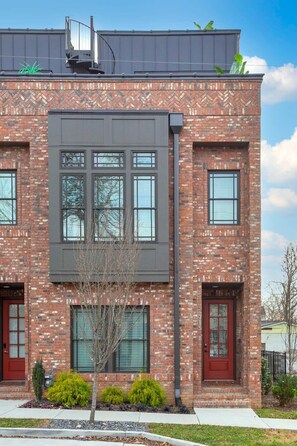 Exterior detail - Rooftop City Views, Garage, Near Broadway (Nashville)