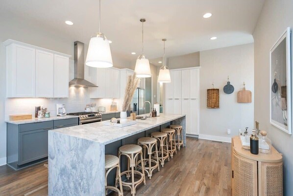 Fridge, microwave, oven, stovetop - Rooftop City Views, Garage, Near Bway (Nashville)