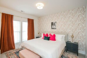 3 bedrooms, iron/ironing board, WiFi, bed sheets - Rooftop City Views, Garage, Near Broadway (Nashville)