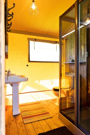Douche, serviettes fournies, savon, papier toilette