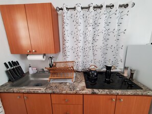 Private kitchen - Aguadilla Surfers Lair Apt. with electricity,water A/C WIFI near Crashboat beach (Aguadilla)