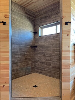 Badewanne, Haartrockner, Handtücher