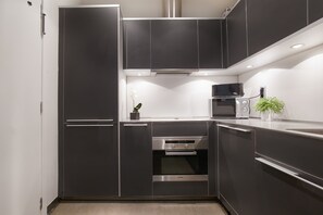 Frigorifero, microonde, forno, piano cottura