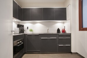 Een koelkast, een microgolfoven, een oven, een kookplaat