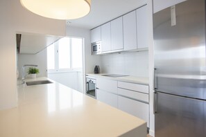 Réfrigérateur, four à micro-ondes, un four, surface de cuisson