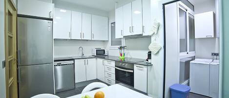 Frigorífico, microondas, horno y placa de cocina