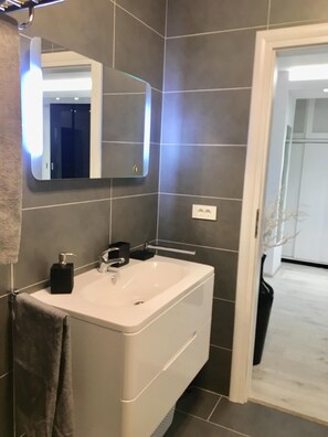 Shower - Apartment "Militari Residence M2" (Chiajna)